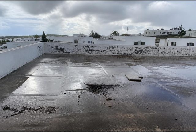 Azotea encharcada con daños por lluvia tras un temporal en Canarias